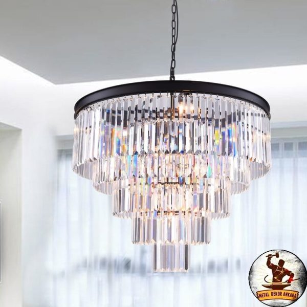 Siyah metal halka gövdeli, kademeli daralan kristal sıralı dekoratif salon avizesi