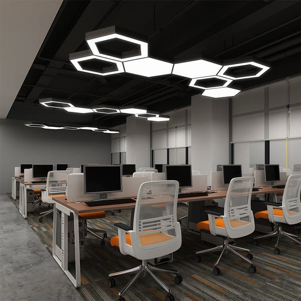 Beyaz ışıklı altıgen modüler LED avize, ofis tavanında petek dizilimli kurulum