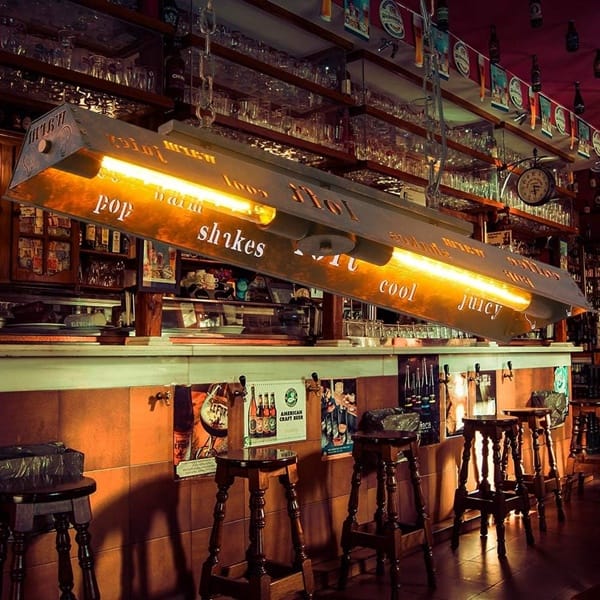 Eskitme bakır yazılı bar sarkıt modeli, uzun prizma gövdeli filament ampullü bar tezgâhı ve pub aydınlatması