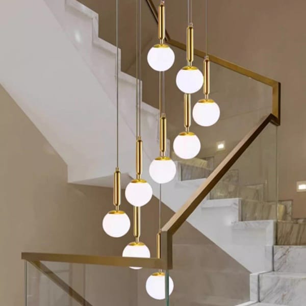 Gold cam küre avize modeli, beyaz opal toplu çok sarkıtlı merdiven boşluğu ve modern salon aydınlatması
