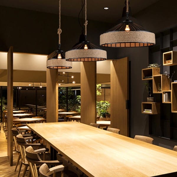 Halat sarımlı konik sarkıt avize modeli, siyah metal jüt kaplı kafe ve restoran masası aydınlatması