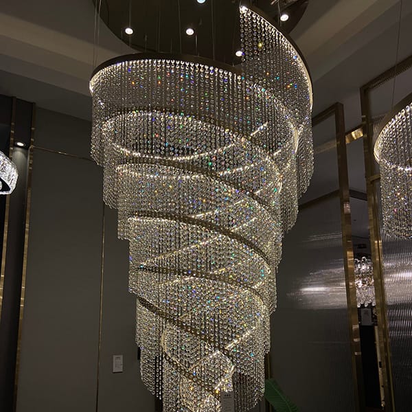 Helezon kristal avize modeli, sarmal krom bantlı uzun gövdeli düğün salonu aydınlatması