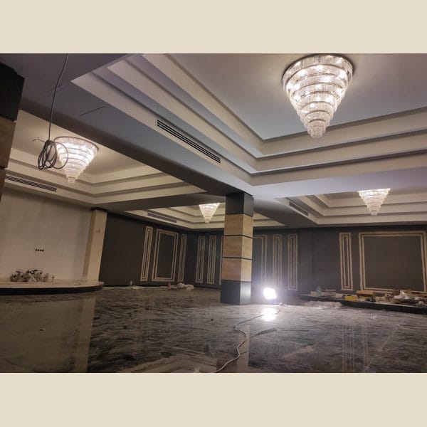 Kademeli kristal avize modeli, konik formlu krom çerçeveli tavana gömme salon aydınlatması