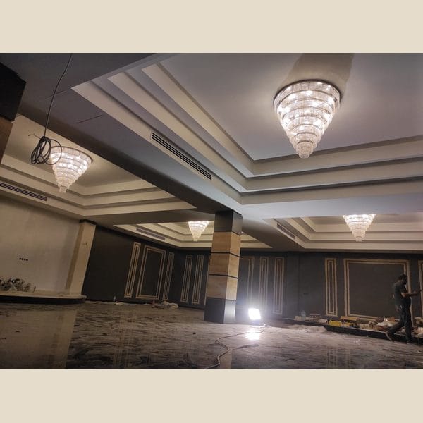 Kademeli kristal avize modeli, konik formlu krom çerçeveli tavana gömme salon aydınlatması