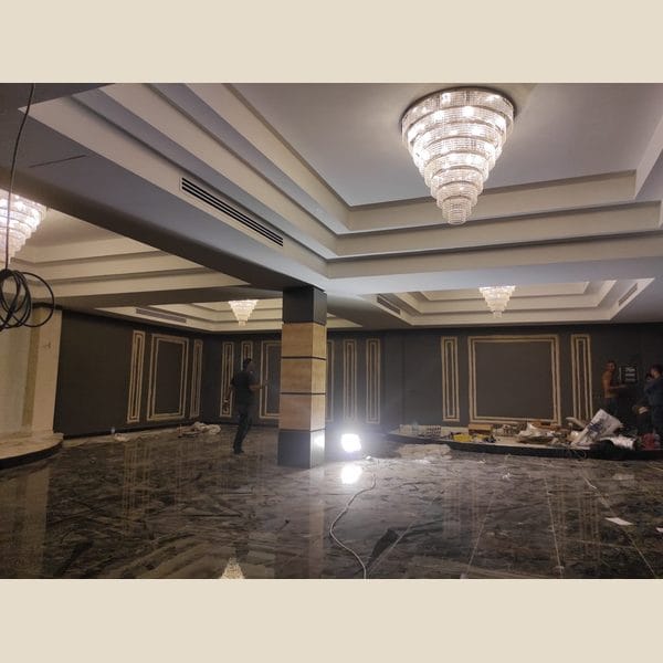 Kademeli kristal avize modeli, konik formlu krom çerçeveli tavana gömme salon aydınlatması