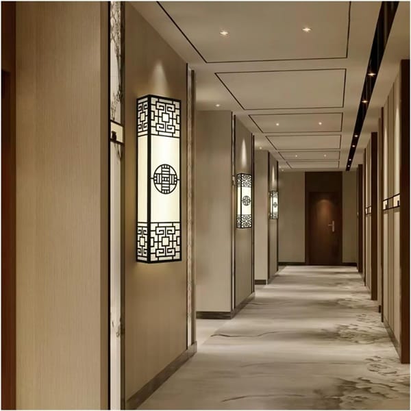 Kafes motifli kumaş aplik modeli, gold ve siyah lazer kesim uzun otel odası ve salon duvarı aydınlatması