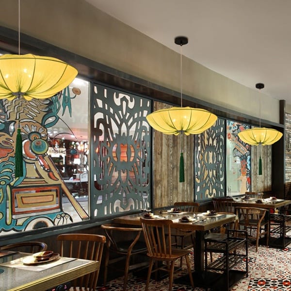 Kırmızı kumaş fener avize modeli, püsküllü şemsiye formlu restoran ve kafe salonu aydınlatması