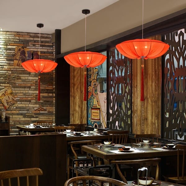 Kırmızı kumaş fener avize modeli, püsküllü şemsiye formlu restoran ve kafe salonu aydınlatması