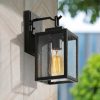 Mat siyah küçük dış mekan aplik modeli, kare kumlu cam kasası ve filament ampulüyle açık renkli taş cephede asılı