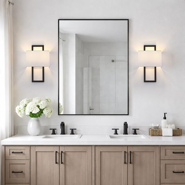 Beyaz kare kumaş şapkalı siyah çerçeveli aplik, banyo aynası yanında çift kullanım