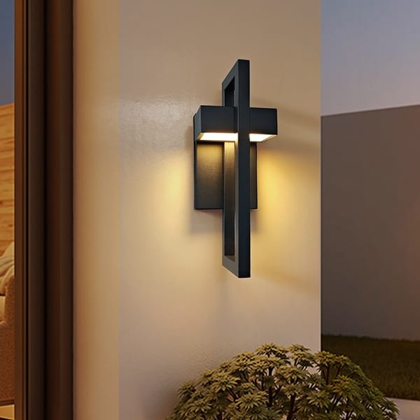 Tekstüre siyah LED dış mekan aplik modeli, kesişen geometrik çerçevesiyle bahçe duvarında yukarı ve aşağı sıcak ışık veriyor
