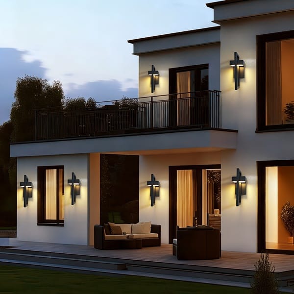 Tekstüre siyah LED dış mekan aplik modeli, kesişen geometrik çerçevesiyle bahçe duvarında yukarı ve aşağı sıcak ışık veriyor