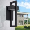 Tekstüre siyah minimal aplik modeli, dikdörtgen çerçevesinden geçen kutu gövdesiyle gri villa cephesinde asılı