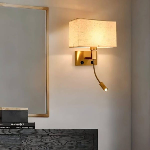 Okuma lambalı otel aplik modeli, beyaz kumaş şapkalı gold gövdeli anahtarlı otel odası ve yatak başı aydınlatması