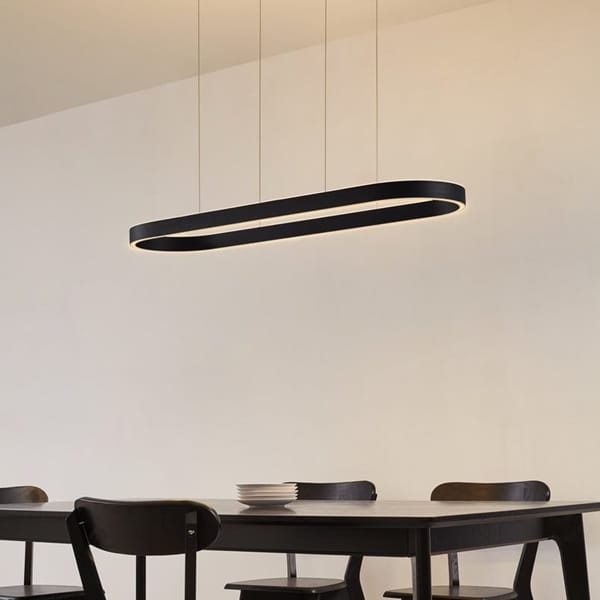Siyah oval halka gövdeli entegre LED avize, çelik tel askılı modern armatür
