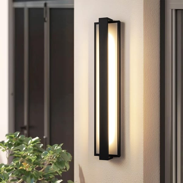 Mat siyah panel aplik modeli, uzun opal LED yüzeyi ve ince çerçevesiyle modern villa cephesinde yanıyor