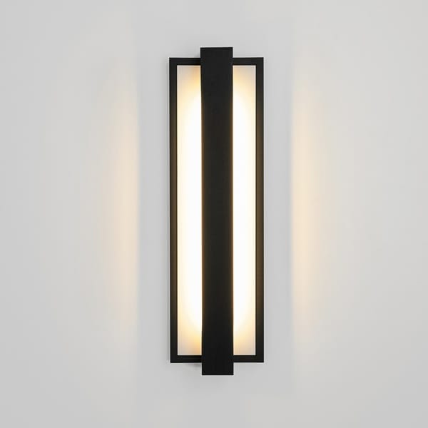 Mat siyah panel aplik modeli, uzun opal LED yüzeyi ve ince çerçevesiyle modern villa cephesinde yanıyor