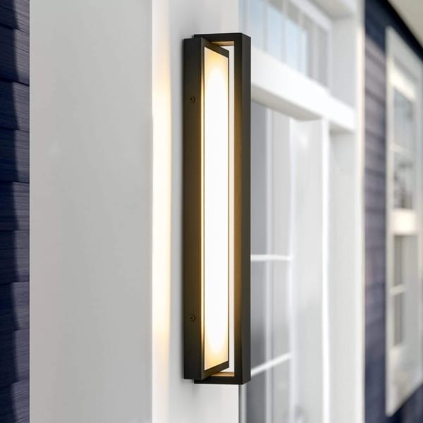 Mat siyah panel aplik modeli, uzun opal LED yüzeyi ve ince çerçevesiyle modern villa cephesinde yanıyor