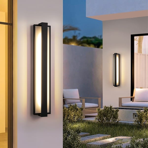 Mat siyah panel aplik modeli, uzun opal LED yüzeyi ve ince çerçevesiyle modern villa cephesinde yanıyor