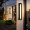 Mat siyah panel aplik modeli, uzun opal LED yüzeyi ve ince çerçevesiyle modern villa cephesinde yanıyor
