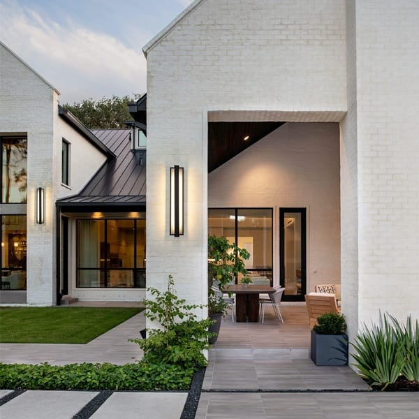 Mat siyah panel aplik modeli, uzun opal LED yüzeyi ve ince çerçevesiyle modern villa cephesinde yanıyor