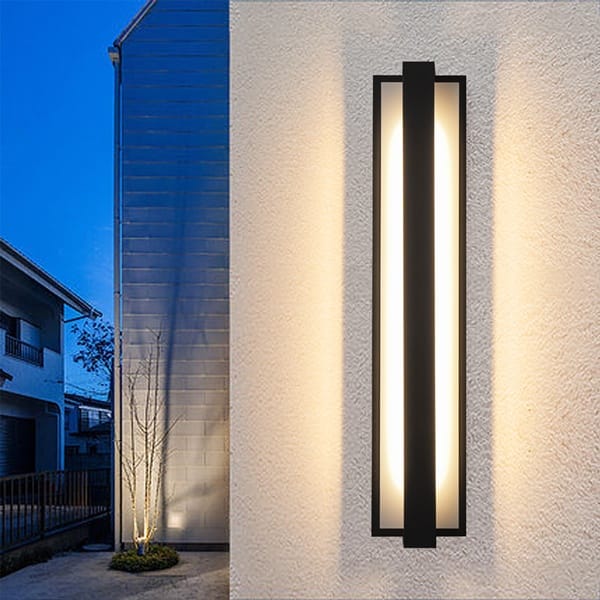 Mat siyah panel aplik modeli, uzun opal LED yüzeyi ve ince çerçevesiyle modern villa cephesinde yanıyor