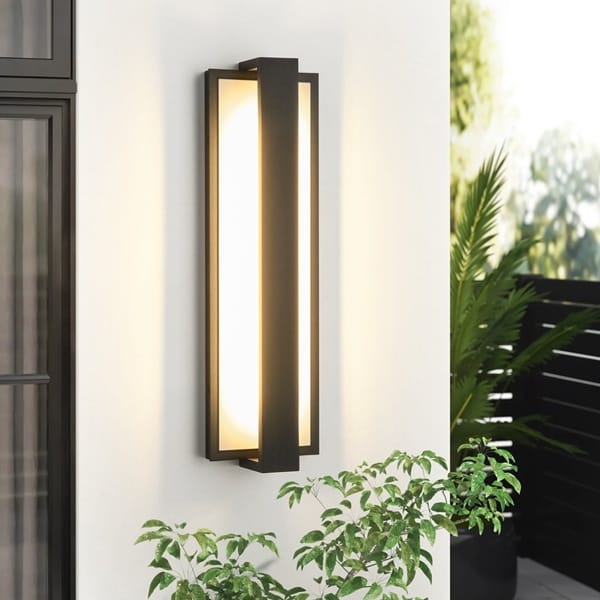 Mat siyah panel aplik modeli, uzun opal LED yüzeyi ve ince çerçevesiyle modern villa cephesinde yanıyor