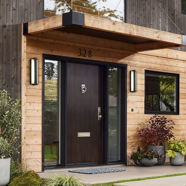 Mat siyah panel aplik modeli, uzun opal LED yüzeyi ve ince çerçevesiyle modern villa cephesinde yanıyor
