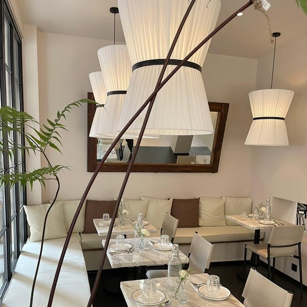 Krem pilili kumaş şapkalı sarkıt, kum saati formlu siyah kuşaklı restoran aydınlatması