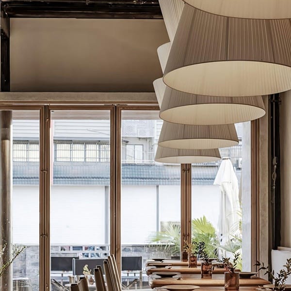 Krem pilili kumaş şapkalı sarkıt, kum saati formlu siyah kuşaklı restoran aydınlatması