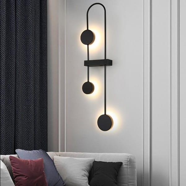 Üç daireli LED aplik modeli, siyah kavisli gövdeli halka ışıklı otel odası ve modern salon aydınlatması