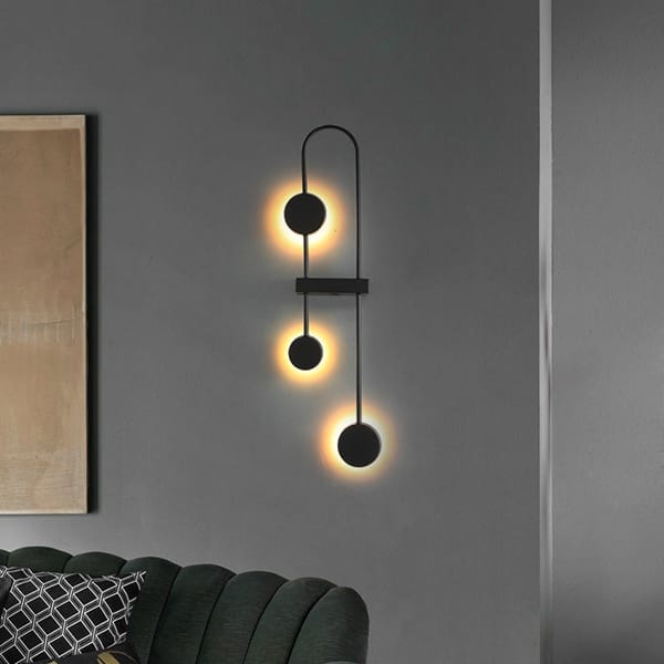 Üç daireli LED aplik modeli, siyah kavisli gövdeli halka ışıklı otel odası ve modern salon aydınlatması