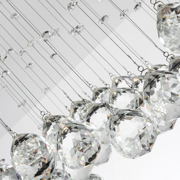 Yağmur damlası kristal avize, krom dikdörtgen tablalı yemek masası üstünde