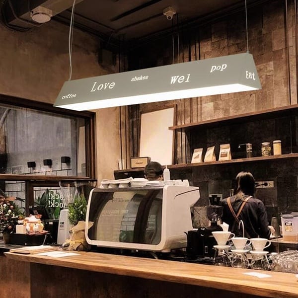 Yazı kesimli linear LED sarkıt avize modeli, uzun metal gövdeli kafe tezgâhı ve bar aydınlatması