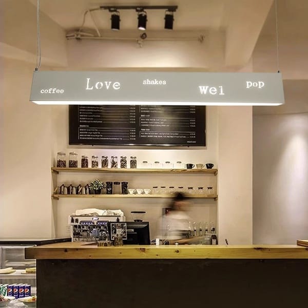 Yazı kesimli linear LED sarkıt avize modeli, uzun metal gövdeli kafe tezgâhı ve bar aydınlatması