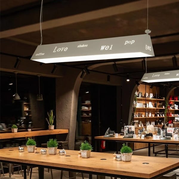 Yazı kesimli linear LED sarkıt avize modeli, uzun metal gövdeli kafe tezgâhı ve bar aydınlatması